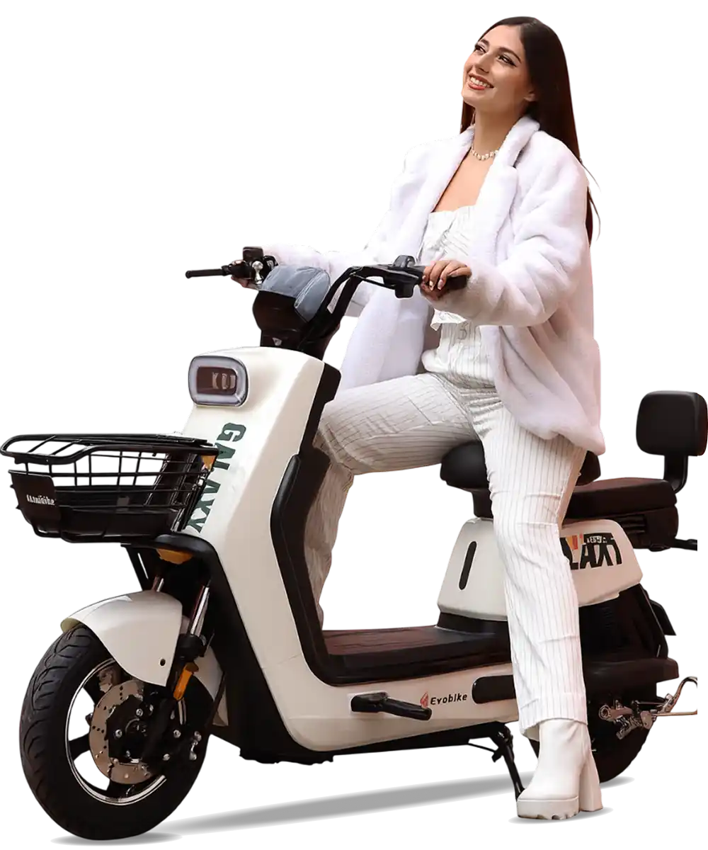 Chica en moto electrica de Cusagroup comercializadora